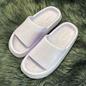 NEVER BEEN WORN Women’s size 8 lilac slides